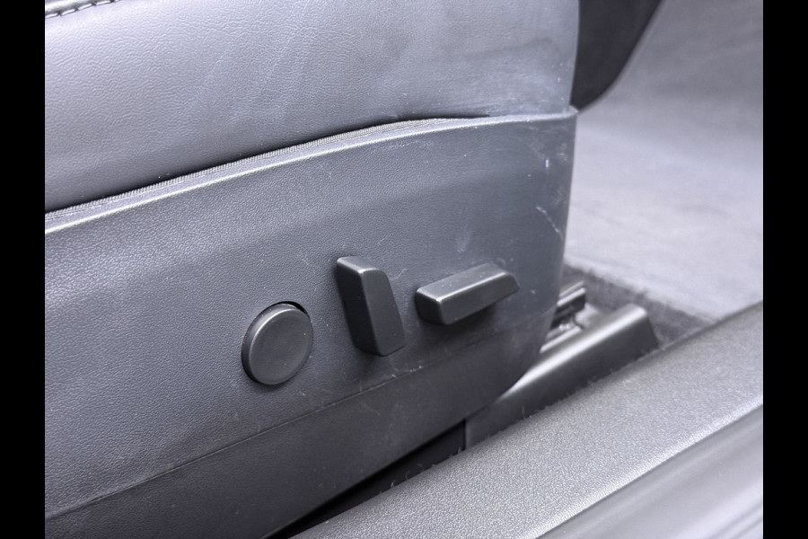 Tesla Model 3 RWD SR plus LFP Accu Trekhaak AutoPilot Leder Panoramadak Adaptive-Cruise Camera's Elektr.-Stuur+Stoelen+Spiegels+Geheugen+Easy- Navi LED DAB Voorverwarmen Keyless One-Pedal-Drive Lmv 18" SOH 92% 1e Eigenaar Origineel Nederlandse Auto 1.000kg Trekvermogen