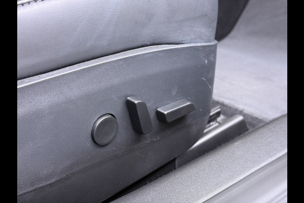 Tesla Model 3 RWD SR plus LFP Accu Trekhaak AutoPilot Leder Panoramadak Adaptive-Cruise Camera's Elektr.-Stuur+Stoelen+Spiegels+Geheugen+Easy- Navi LED DAB Voorverwarmen Keyless One-Pedal-Drive Lmv 18" SOH 92% 1e Eigenaar Origineel Nederlandse Auto 1.000kg Trekvermogen