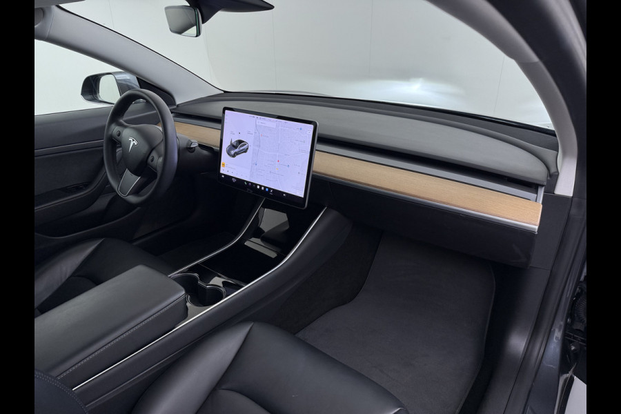 Tesla Model 3 RWD SR plus LFP Accu Trekhaak AutoPilot Leder Panoramadak Adaptive-Cruise Camera's Elektr.-Stuur+Stoelen+Spiegels+Geheugen+Easy- Navi LED DAB Voorverwarmen Keyless One-Pedal-Drive Lmv 18" SOH 92% 1e Eigenaar Origineel Nederlandse Auto 1.000kg Trekvermogen