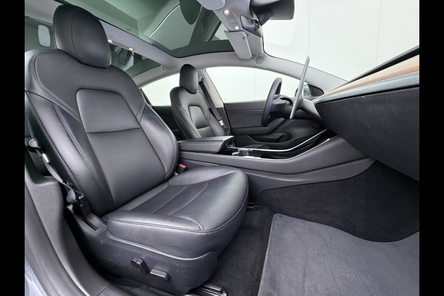 Tesla Model 3 RWD SR plus LFP Accu Trekhaak AutoPilot Leder Panoramadak Adaptive-Cruise Camera's Elektr.-Stuur+Stoelen+Spiegels+Geheugen+Easy- Navi LED DAB Voorverwarmen Keyless One-Pedal-Drive Lmv 18" SOH 92% 1e Eigenaar Origineel Nederlandse Auto 1.000kg Trekvermogen