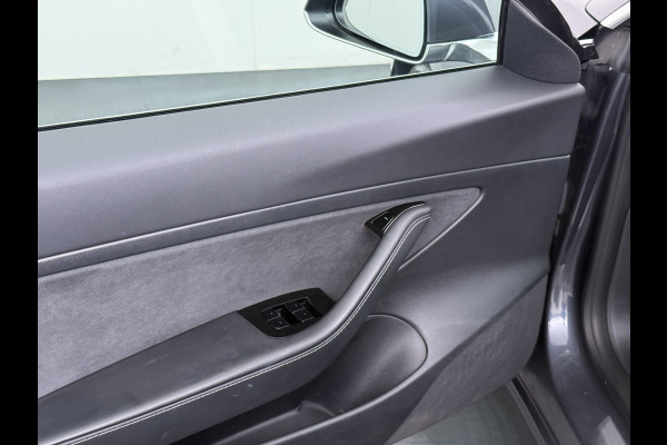 Tesla Model 3 RWD SR plus LFP Accu Trekhaak AutoPilot Leder Panoramadak Adaptive-Cruise Camera's Elektr.-Stuur+Stoelen+Spiegels+Geheugen+Easy- Navi LED DAB Voorverwarmen Keyless One-Pedal-Drive Lmv 18" SOH 92% 1e Eigenaar Origineel Nederlandse Auto 1.000kg Trekvermogen