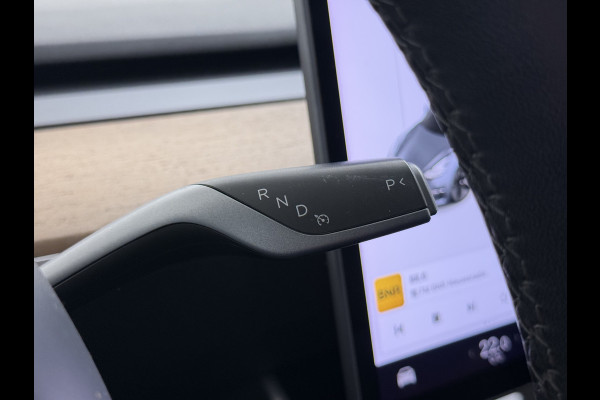 Tesla Model 3 RWD SR plus LFP Accu Trekhaak AutoPilot Leder Panoramadak Adaptive-Cruise Camera's Elektr.-Stuur+Stoelen+Spiegels+Geheugen+Easy- Navi LED DAB Voorverwarmen Keyless One-Pedal-Drive Lmv 18" SOH 92% 1e Eigenaar Origineel Nederlandse Auto 1.000kg Trekvermogen