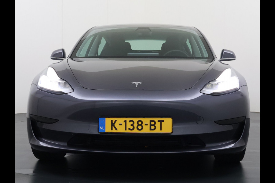 Tesla Model 3 RWD SR plus LFP Accu Trekhaak AutoPilot Leder Panoramadak Adaptive-Cruise Camera's Elektr.-Stuur+Stoelen+Spiegels+Geheugen+Easy- Navi LED DAB Voorverwarmen Keyless One-Pedal-Drive Lmv 18" SOH 92% 1e Eigenaar Origineel Nederlandse Auto 1.000kg Trekvermogen
