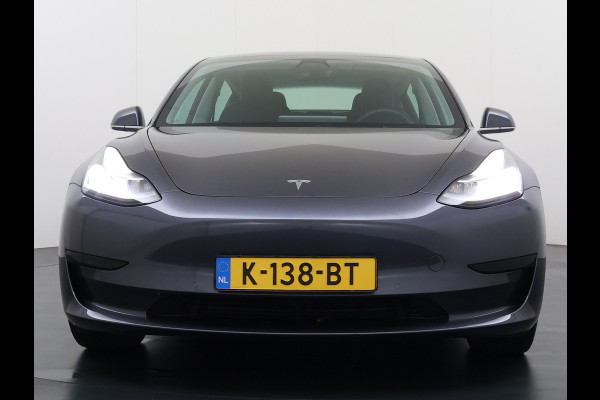 Tesla Model 3 RWD SR plus LFP Accu Trekhaak AutoPilot Leder Panoramadak Adaptive-Cruise Camera's Elektr.-Stuur+Stoelen+Spiegels+Geheugen+Easy- Navi LED DAB Voorverwarmen Keyless One-Pedal-Drive Lmv 18" SOH 92% 1e Eigenaar Origineel Nederlandse Auto 1.000kg Trekvermogen