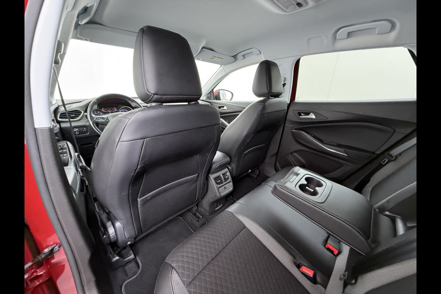 Opel Grandland X AUT-8 T131pk Innovation Trekhaak LED Navi 17"lm Keyless 1/2Leer AGR-Comfort-Stoel+Verwarmd Apple/Android Pdc Dab Ecc Tel. Isofix Mistlampen Priv.Glass Blindspot Lane-dep. Bordherk. Usb Bluetooth CruiseControl Licht-/Zichtpakket Elek.Inkl.spiegels Elek.Ramen Led 17''LM 1.2 Turbo Business Elegance NL-auto EURO 6 Origin.NLse auto Volledig Dealer onderhouden 1300kg trekvermogen € 39.000,- nieuw