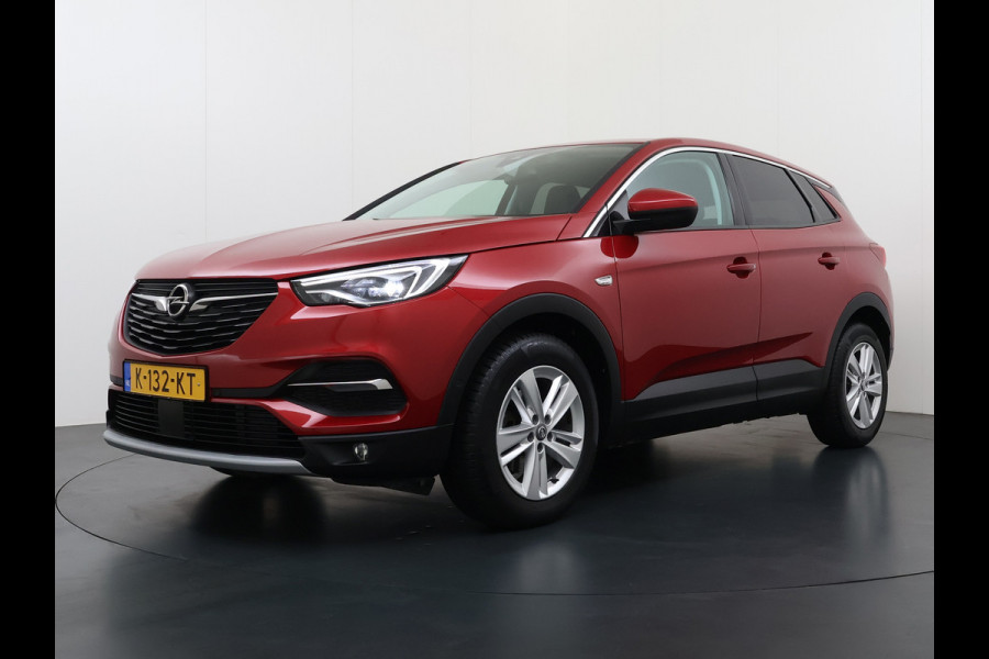 Opel Grandland X AUT-8 T131pk Innovation Trekhaak LED Navi 17"lm Keyless 1/2Leer AGR-Comfort-Stoel+Verwarmd Apple/Android Pdc Dab Ecc Tel. Isofix Mistlampen Priv.Glass Blindspot Lane-dep. Bordherk. Usb Bluetooth CruiseControl Licht-/Zichtpakket Elek.Inkl.spiegels Elek.Ramen Led 17''LM 1.2 Turbo Business Elegance NL-auto EURO 6 Origin.NLse auto Volledig Dealer onderhouden 1300kg trekvermogen € 39.000,- nieuw