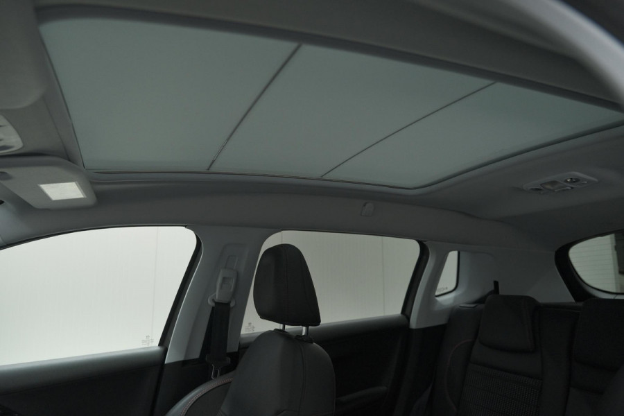 Peugeot 2008 PureTech 130 GT-Line | Allseason Banden | Panoramadak | Apple Carplay | Parkeersensoren