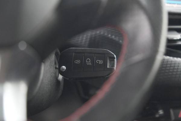 Peugeot 2008 PureTech 130 GT-Line | Allseason Banden | Panoramadak | Apple Carplay | Parkeersensoren