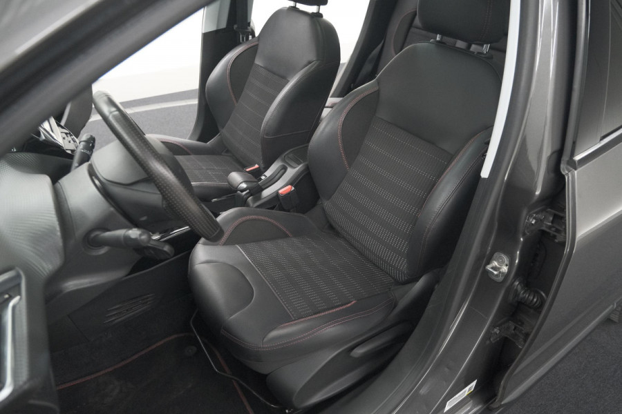 Peugeot 2008 PureTech 130 GT-Line | Allseason Banden | Panoramadak | Apple Carplay | Parkeersensoren