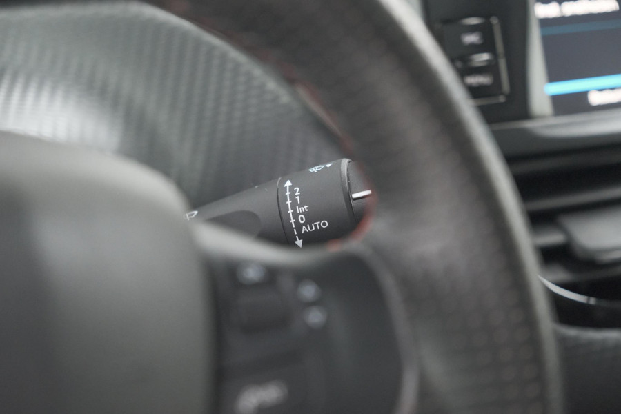 Peugeot 2008 PureTech 130 GT-Line | Allseason Banden | Panoramadak | Apple Carplay | Parkeersensoren