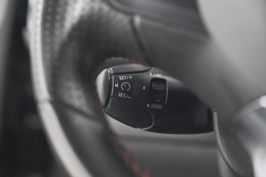 Peugeot 2008 PureTech 130 GT-Line | Allseason Banden | Panoramadak | Apple Carplay | Parkeersensoren