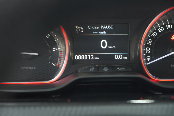 Peugeot 2008 PureTech 130 GT-Line | Allseason Banden | Panoramadak | Apple Carplay | Parkeersensoren