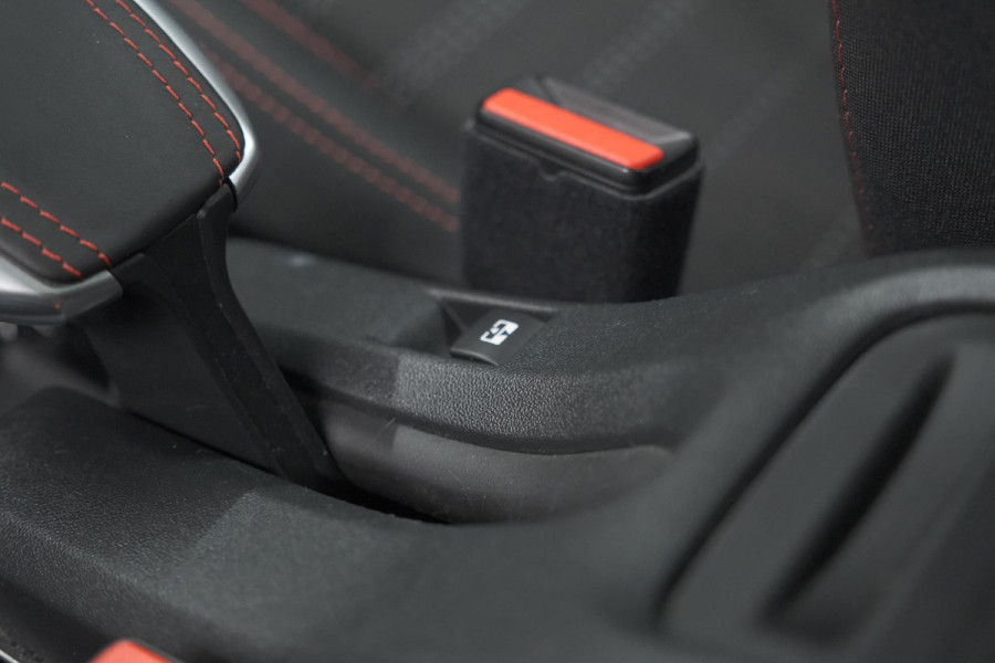 Peugeot 2008 PureTech 130 GT-Line | Allseason Banden | Panoramadak | Apple Carplay | Parkeersensoren