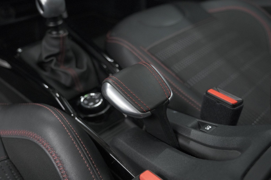 Peugeot 2008 PureTech 130 GT-Line | Allseason Banden | Panoramadak | Apple Carplay | Parkeersensoren