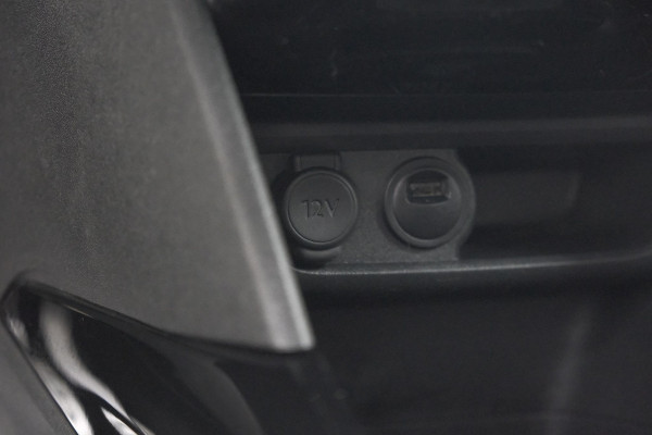 Peugeot 2008 PureTech 130 GT-Line | Allseason Banden | Panoramadak | Apple Carplay | Parkeersensoren