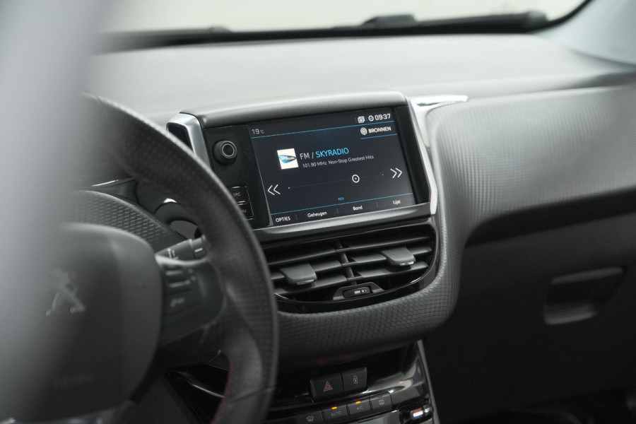 Peugeot 2008 PureTech 130 GT-Line | Allseason Banden | Panoramadak | Apple Carplay | Parkeersensoren