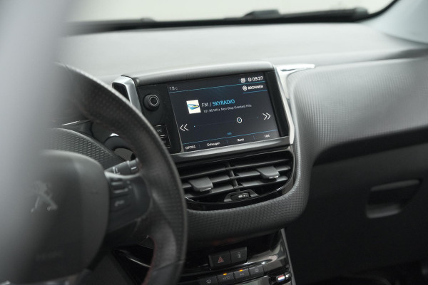 Peugeot 2008 PureTech 130 GT-Line | Allseason Banden | Panoramadak | Apple Carplay | Parkeersensoren