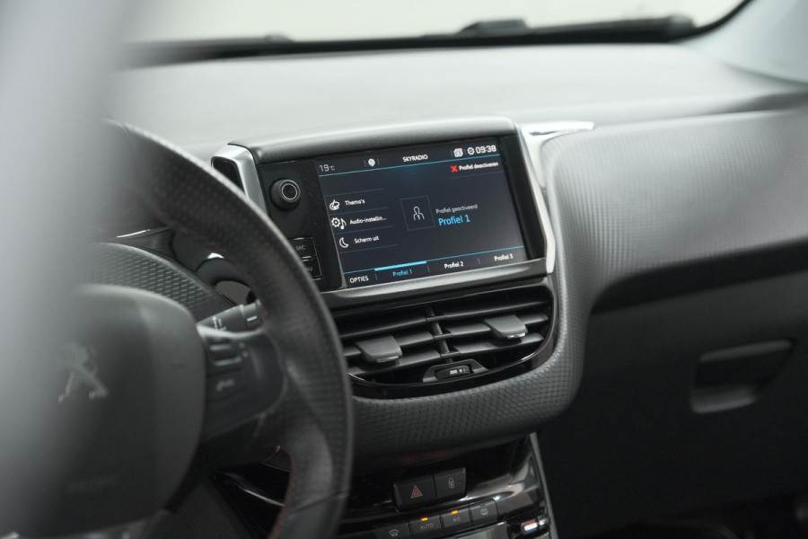 Peugeot 2008 PureTech 130 GT-Line | Allseason Banden | Panoramadak | Apple Carplay | Parkeersensoren