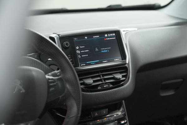 Peugeot 2008 PureTech 130 GT-Line | Allseason Banden | Panoramadak | Apple Carplay | Parkeersensoren