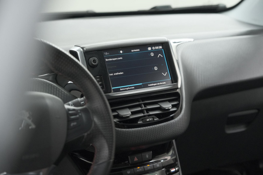 Peugeot 2008 PureTech 130 GT-Line | Allseason Banden | Panoramadak | Apple Carplay | Parkeersensoren