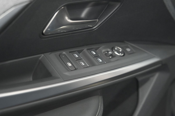 Peugeot 3008 1.2 Hybrid 136 GT | Panoramdak | 360 Camera | Stoelverwarming | Elektrische Kofferklep | Allseason Banden