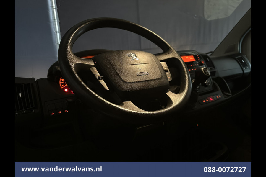 Peugeot Boxer 2.2 BlueHDi 141pk Bakwagen Laadklep Euro6 Airco | Cruisecontrol | 985kg laadvermogen Bijrijdersbank