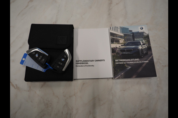 BMW 5 Serie Touring 530e xDrive Shadow | Camera | Keyless | Adaptive Cruise | HUD | Leder | Dodehoek | Sfeerlicht | Carplay