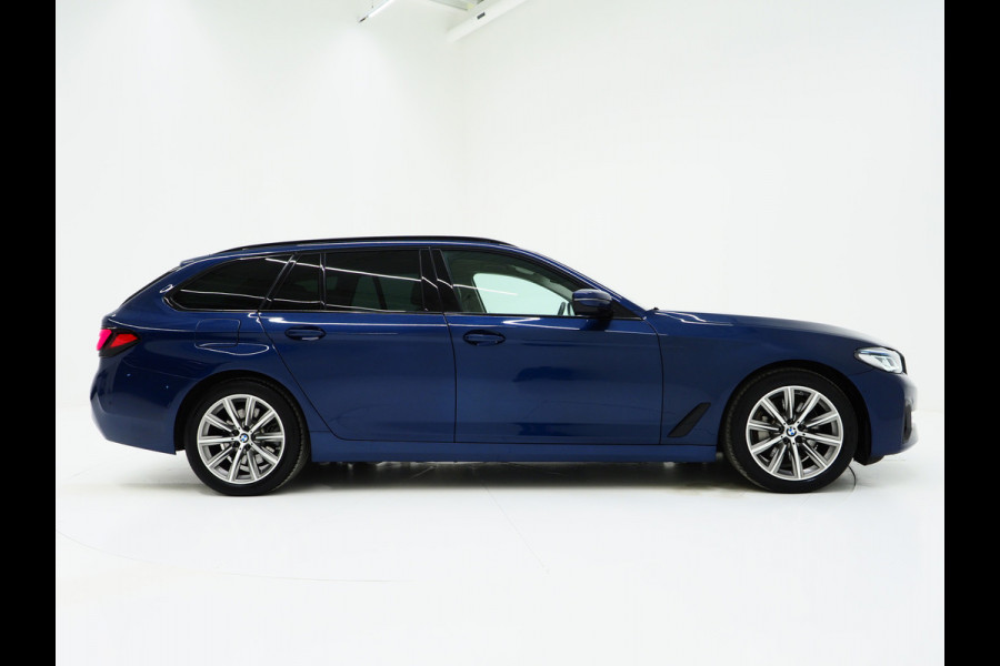 BMW 5 Serie Touring 530e xDrive Shadow | Camera | Keyless | Adaptive Cruise | HUD | Leder | Dodehoek | Sfeerlicht | Carplay