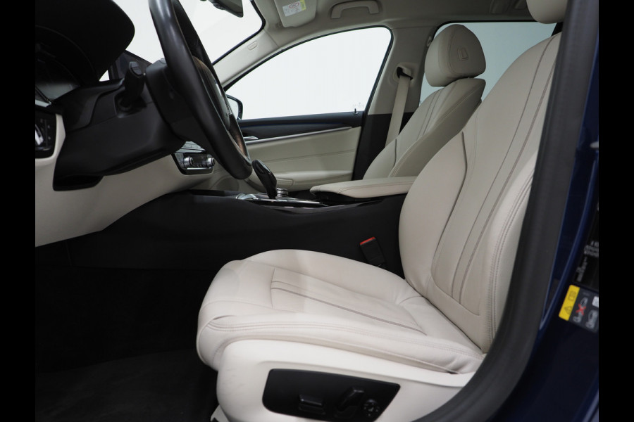 BMW 5 Serie Touring 530e xDrive Shadow | Camera | Keyless | Adaptive Cruise | HUD | Leder | Dodehoek | Sfeerlicht | Carplay