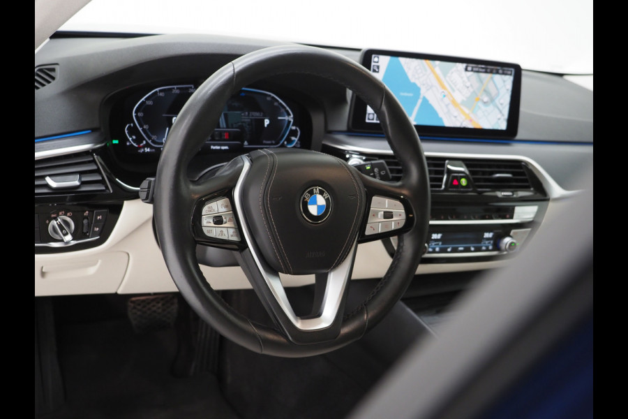 BMW 5 Serie Touring 530e xDrive Shadow | Camera | Keyless | Adaptive Cruise | HUD | Leder | Dodehoek | Sfeerlicht | Carplay