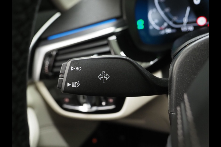 BMW 5 Serie Touring 530e xDrive Shadow | Camera | Keyless | Adaptive Cruise | HUD | Leder | Dodehoek | Sfeerlicht | Carplay
