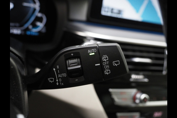 BMW 5 Serie Touring 530e xDrive Shadow | Camera | Keyless | Adaptive Cruise | HUD | Leder | Dodehoek | Sfeerlicht | Carplay