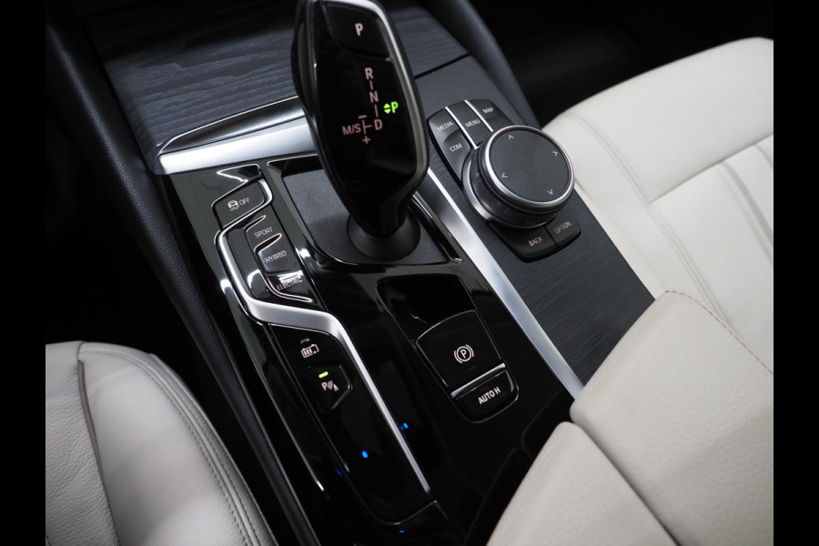 BMW 5 Serie Touring 530e xDrive Shadow | Camera | Keyless | Adaptive Cruise | HUD | Leder | Dodehoek | Sfeerlicht | Carplay