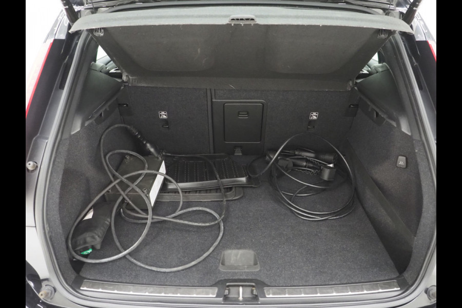 Volvo XC40 1.5 T5 Recharge R-Design Full Black | Camera | Keyless | Virtual | DAB | Climate | Zwarte Hemel | Carplay
