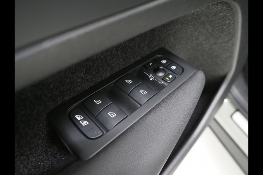 Volvo XC40 1.5 T5 Plug-in hybrid Ultimate Dark | Panoramadak | Pilot Assist | Harman/Kardon | 360 | Keyless | BLIS | Carplay