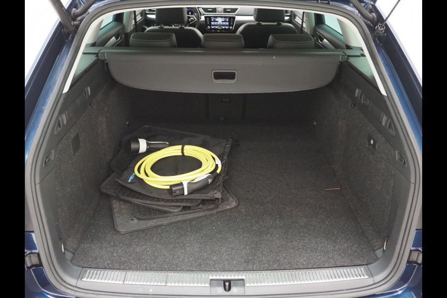 Škoda Superb Combi 1.4 TSI iV Style 218PK | Leder | Trekhaak | Camera | Keyless | Adaptive Cruise | Memory | Virtual | Carplay