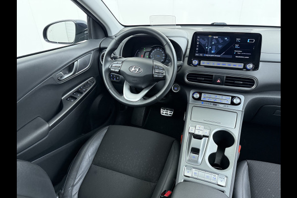 Hyundai Kona EV 64kWh 3 fase SOH-100% Warmtepomp Adaptive-Cruise Head-Up Display 1/2 Leer Krell®-Hifi Apple Carplay Android Adap.Cruise Camer Keyless Privacy Glas DAB Led Blind Spot Lane Assist Origineel Nederlandse Auto € 45.000 nieuw!!