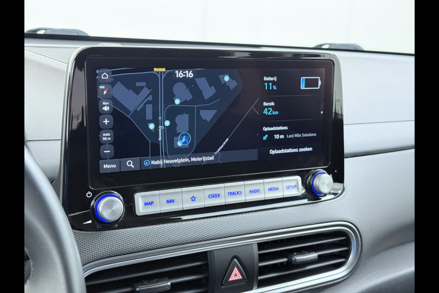 Hyundai Kona EV 64kWh 3 fase SOH-100% Warmtepomp Adaptive-Cruise Head-Up Display 1/2 Leer Krell®-Hifi Apple Carplay Android Adap.Cruise Camer Keyless Privacy Glas DAB Led Blind Spot Lane Assist Origineel Nederlandse Auto € 45.000 nieuw!!