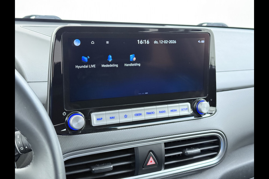 Hyundai Kona EV 64kWh 3 fase SOH-100% Warmtepomp Adaptive-Cruise Head-Up Display 1/2 Leer Krell®-Hifi Apple Carplay Android Adap.Cruise Camer Keyless Privacy Glas DAB Led Blind Spot Lane Assist Origineel Nederlandse Auto € 45.000 nieuw!!