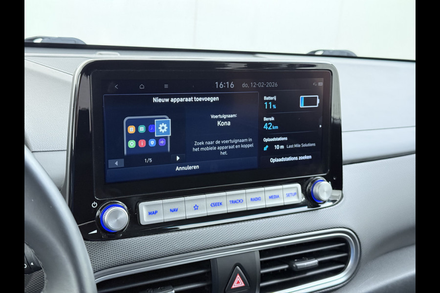 Hyundai Kona EV 64kWh 3 fase SOH-100% Warmtepomp Adaptive-Cruise Head-Up Display 1/2 Leer Krell®-Hifi Apple Carplay Android Adap.Cruise Camer Keyless Privacy Glas DAB Led Blind Spot Lane Assist Origineel Nederlandse Auto € 45.000 nieuw!!