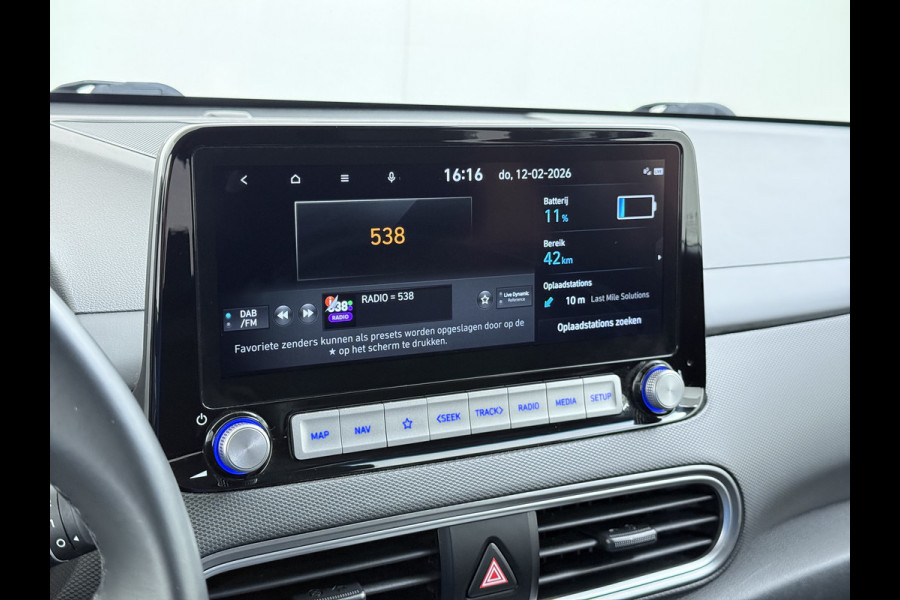 Hyundai Kona EV 64kWh 3 fase SOH-100% Warmtepomp Adaptive-Cruise Head-Up Display 1/2 Leer Krell®-Hifi Apple Carplay Android Adap.Cruise Camer Keyless Privacy Glas DAB Led Blind Spot Lane Assist Origineel Nederlandse Auto € 45.000 nieuw!!