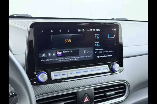 Hyundai Kona EV 64kWh 3 fase SOH-100% Warmtepomp Adaptive-Cruise Head-Up Display 1/2 Leer Krell®-Hifi Apple Carplay Android Adap.Cruise Camer Keyless Privacy Glas DAB Led Blind Spot Lane Assist Origineel Nederlandse Auto € 45.000 nieuw!!