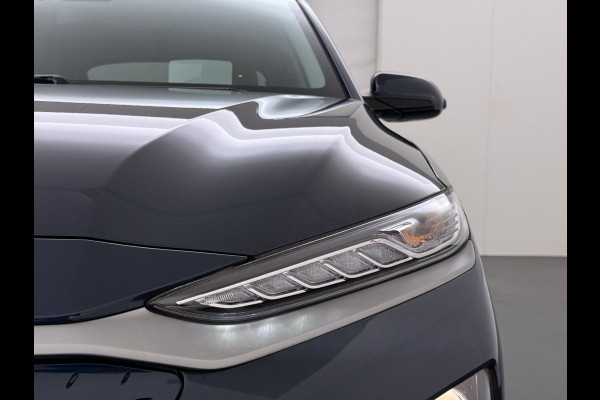 Hyundai Kona EV 64kWh 3 fase SOH-100% Warmtepomp Adaptive-Cruise Head-Up Display 1/2 Leer Krell®-Hifi Apple Carplay Android Adap.Cruise Camer Keyless Privacy Glas DAB Led Blind Spot Lane Assist Origineel Nederlandse Auto € 45.000 nieuw!!