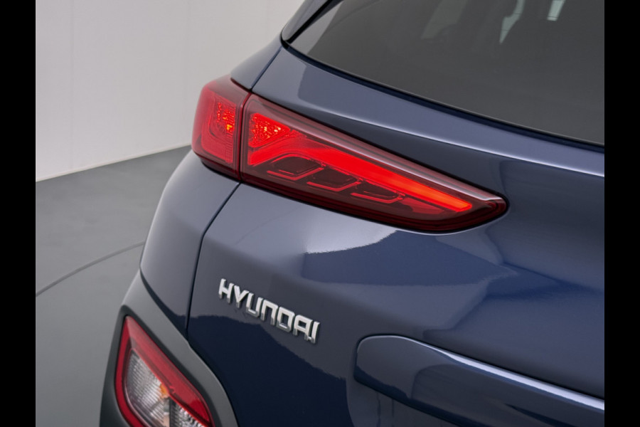 Hyundai Kona EV 64kWh 3 fase SOH-100% Warmtepomp Adaptive-Cruise Head-Up Display 1/2 Leer Krell®-Hifi Apple Carplay Android Adap.Cruise Camer Keyless Privacy Glas DAB Led Blind Spot Lane Assist Origineel Nederlandse Auto € 45.000 nieuw!!
