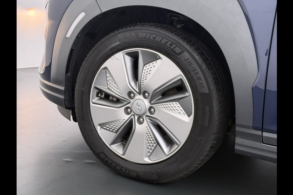 Hyundai Kona EV 64kWh 3 fase SOH-100% Warmtepomp Adaptive-Cruise Head-Up Display 1/2 Leer Krell®-Hifi Apple Carplay Android Adap.Cruise Camer Keyless Privacy Glas DAB Led Blind Spot Lane Assist Origineel Nederlandse Auto € 45.000 nieuw!!