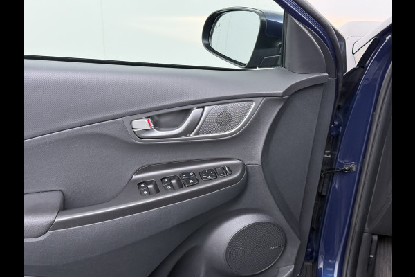 Hyundai Kona EV 64kWh 3 fase SOH-100% Warmtepomp Adaptive-Cruise Head-Up Display 1/2 Leer Krell®-Hifi Apple Carplay Android Adap.Cruise Camer Keyless Privacy Glas DAB Led Blind Spot Lane Assist Origineel Nederlandse Auto € 45.000 nieuw!!