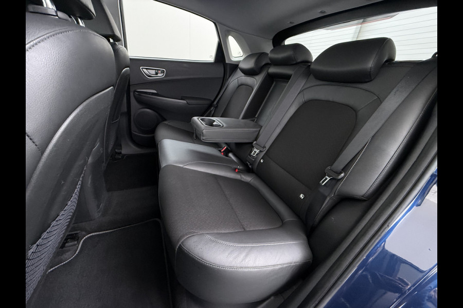 Hyundai Kona EV 64kWh 3 fase SOH-100% Warmtepomp Adaptive-Cruise Head-Up Display 1/2 Leer Krell®-Hifi Apple Carplay Android Adap.Cruise Camer Keyless Privacy Glas DAB Led Blind Spot Lane Assist Origineel Nederlandse Auto € 45.000 nieuw!!