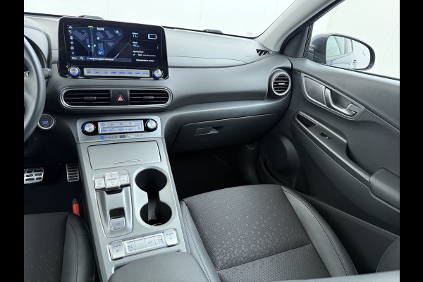 Hyundai Kona EV 64kWh 3 fase SOH-100% Warmtepomp Adaptive-Cruise Head-Up Display 1/2 Leer Krell®-Hifi Apple Carplay Android Adap.Cruise Camer Keyless Privacy Glas DAB Led Blind Spot Lane Assist Origineel Nederlandse Auto € 45.000 nieuw!!
