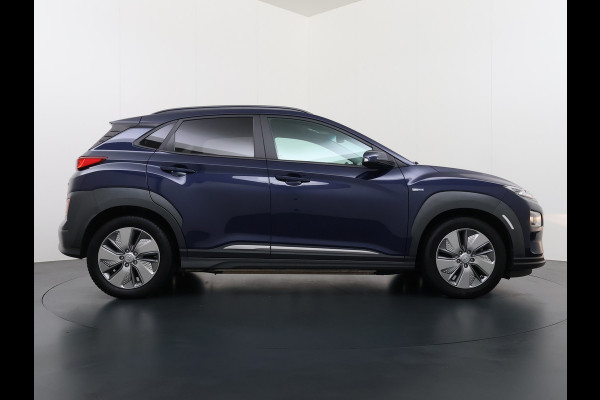 Hyundai Kona EV 64kWh 3 fase SOH-100% Warmtepomp Adaptive-Cruise Head-Up Display 1/2 Leer Krell®-Hifi Apple Carplay Android Adap.Cruise Camer Keyless Privacy Glas DAB Led Blind Spot Lane Assist Origineel Nederlandse Auto € 45.000 nieuw!!