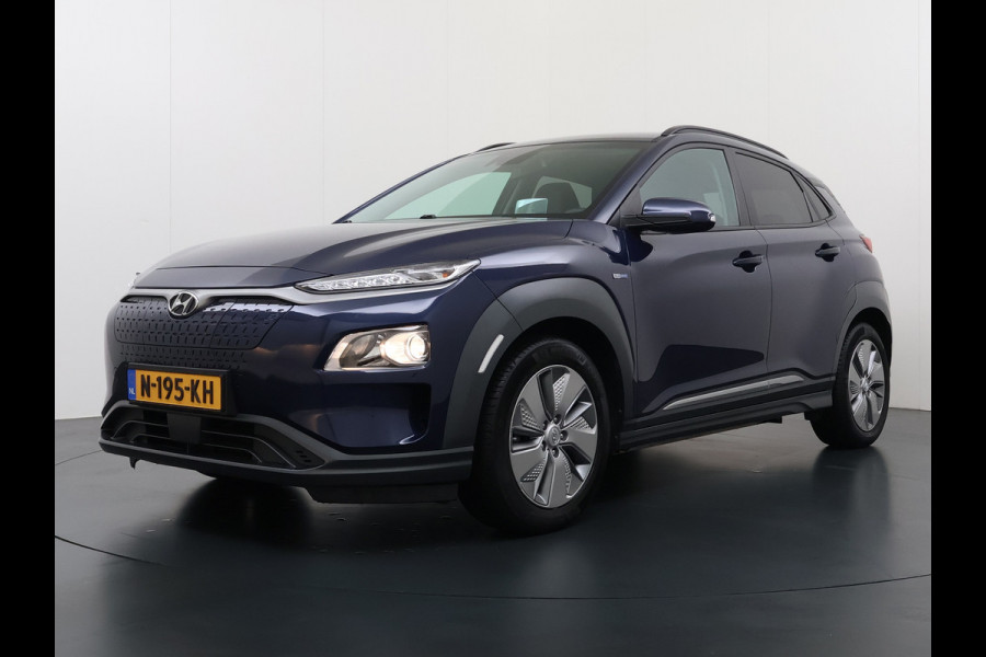 Hyundai Kona EV 64kWh 3 fase SOH-100% Warmtepomp Adaptive-Cruise Head-Up Display 1/2 Leer Krell®-Hifi Apple Carplay Android Adap.Cruise Camer Keyless Privacy Glas DAB Led Blind Spot Lane Assist Origineel Nederlandse Auto € 45.000 nieuw!!